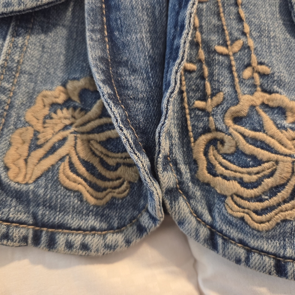 Elegant Blue Denim Jacket with Embroidery - Picture 10 of 12